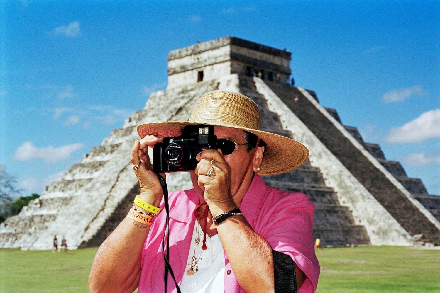 Martin Parr, <i width="1500" height="1000">Chichén Itzá, Mexico</i>, 2002