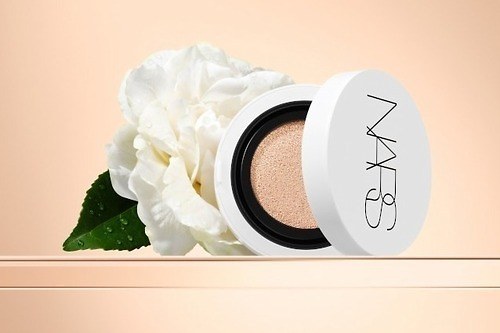 NARS25年春ベースメイク“光でカバー”美容液仕立てのクッションファンデ、塗った瞬間満ちる潤い