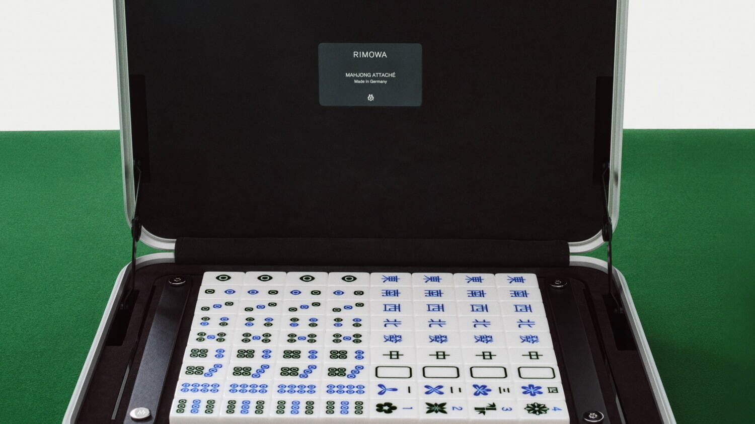 リモワのアタッシュケース入り"麻雀セット"、オリジナル麻雀牌やサイコロが心斎橋で｜写真3