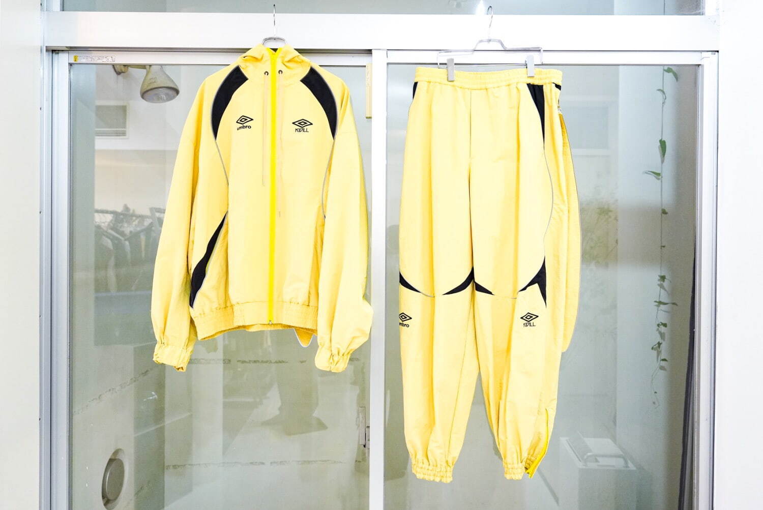 BUNNY TRACK JACKET 91,300円、BUNNY TRACK PANTS 85,250円