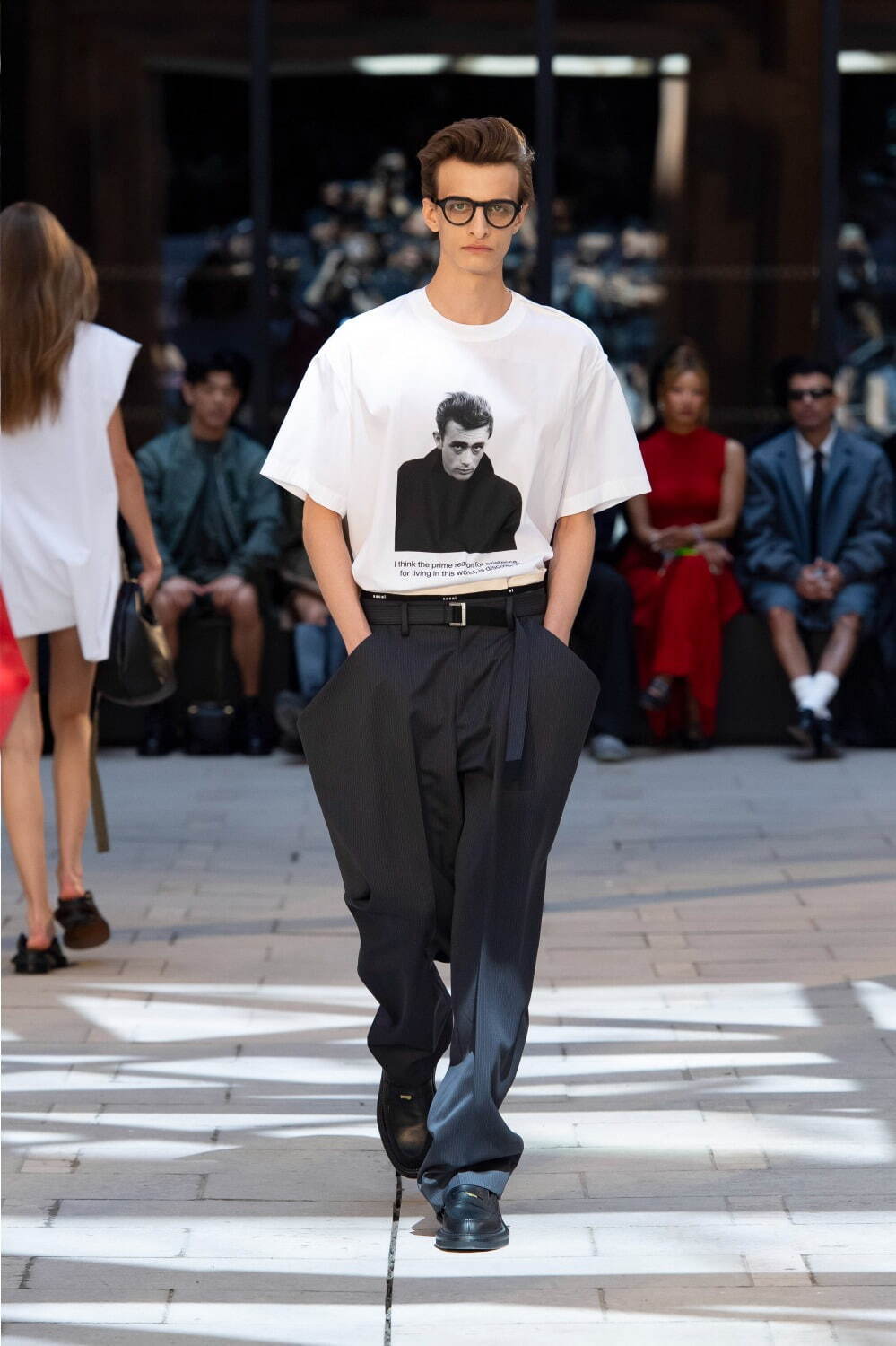 sacai 俳優ジェームズ・ディーン着想のレザージャケット、フェイスプリントのTシャツも｜写真6