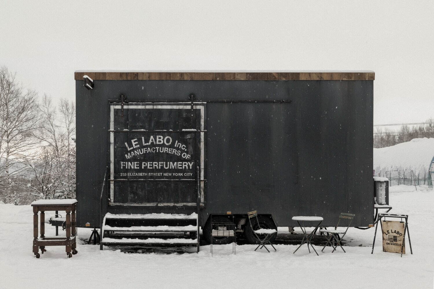 ル ラボの限定ストアが北海道・ニセコに、雪景色に佇む“移動式トラック”で香水やボディケアを展開｜写真1