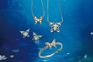 アナ スイ“蝶”のシルバーアクセサリー、神秘的なオパール×透かし模様の羽ネックレスやピアス