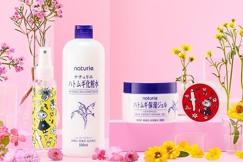 ムーミン×ナチュリエ25年春限定「ハトムギ化粧水」スキンケアセット、リトルミイのボトル付き