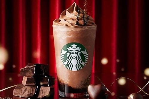 スタバ新作「クラシック ショコラ シンフォニー フラペチーノ」チョコ尽くしの濃厚バレンタインドリンク