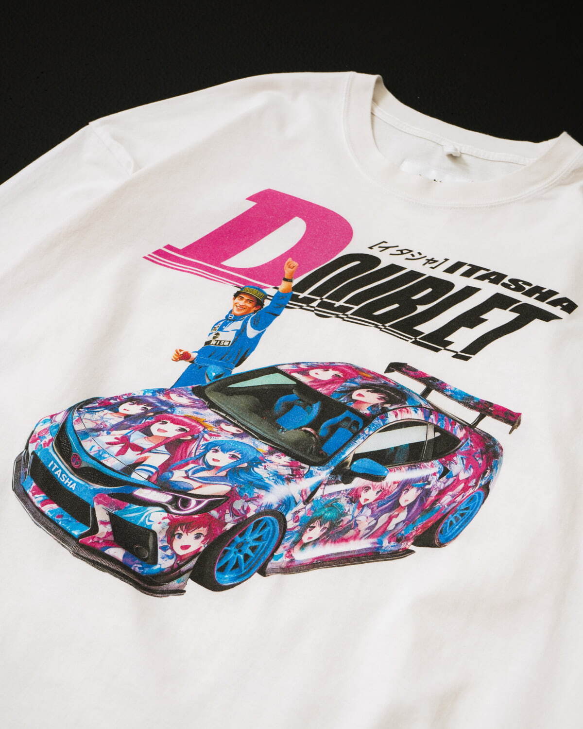 ダブレット×ウィズムのロングTシャツ、推し活をテーマにした“痛車”を大胆プリント｜写真4