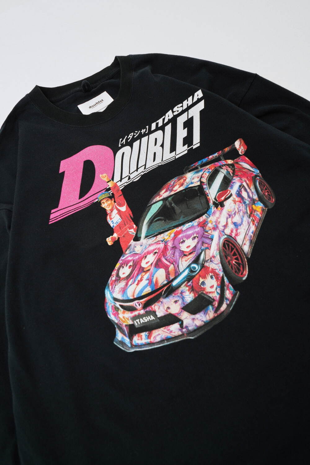 ダブレット×ウィズムのロングTシャツ、推し活をテーマにした“痛車”を大胆プリント｜写真5