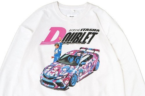 ダブレット×ウィズムのロングTシャツ、推し活をテーマにした“痛車”を大胆プリント