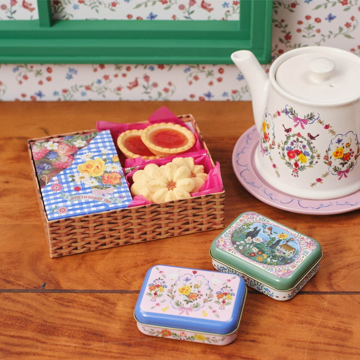 TEA TIME SET(バスケット) 1,728円、ティーポット 5,500円、TEAミニ缶(ピンク/グリーン) 各864円