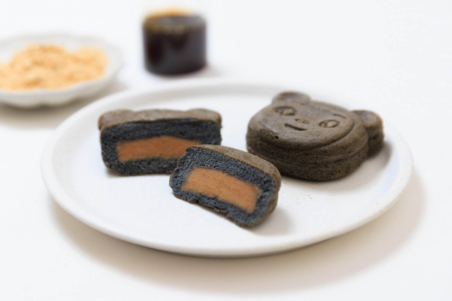 「黒いこぐま焼き きなこ黒みつ」1個 216円、5個入 1,080円