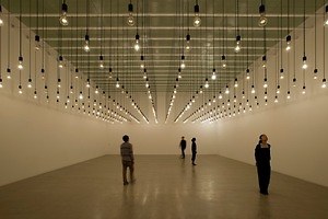 金沢21世紀美術館のコレクション展、“300灯の電球が明滅”ロサノ＝ヘメルの大型作品など12作家