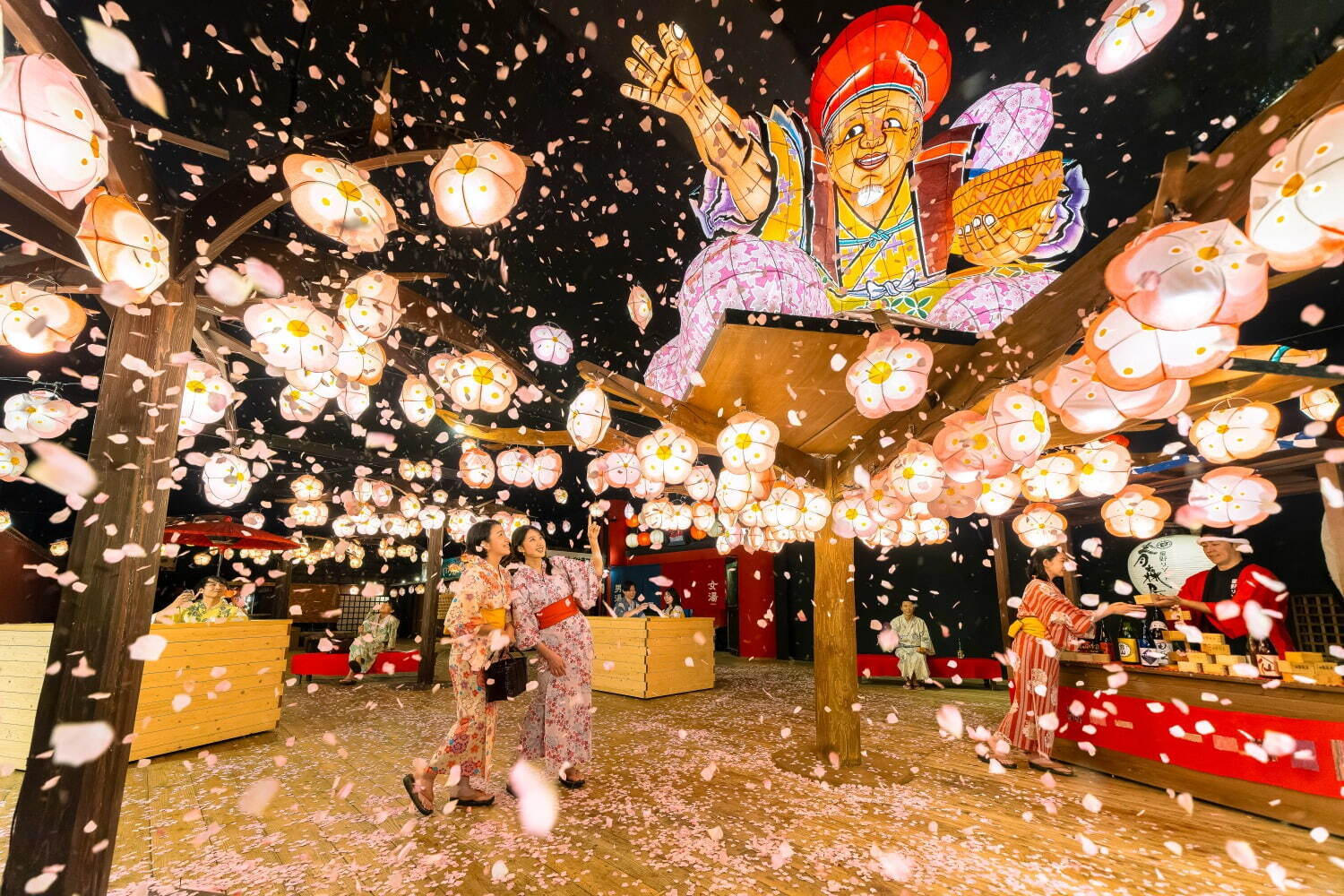 星野リゾート 青森屋“花咲じいさんの花吹雪”舞う春イベント、南部せんべいの食べられる花みくじも｜写真2