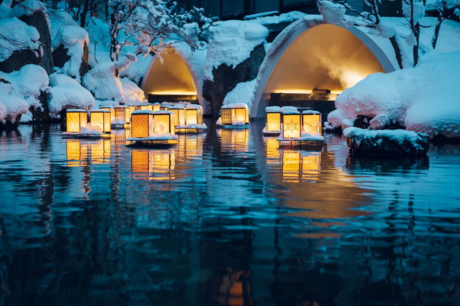 星野リゾートの温泉旅館「界 津軽」で“雪×桜”の限定イベント、津軽びいどろが輝く桜色のテラス｜写真5