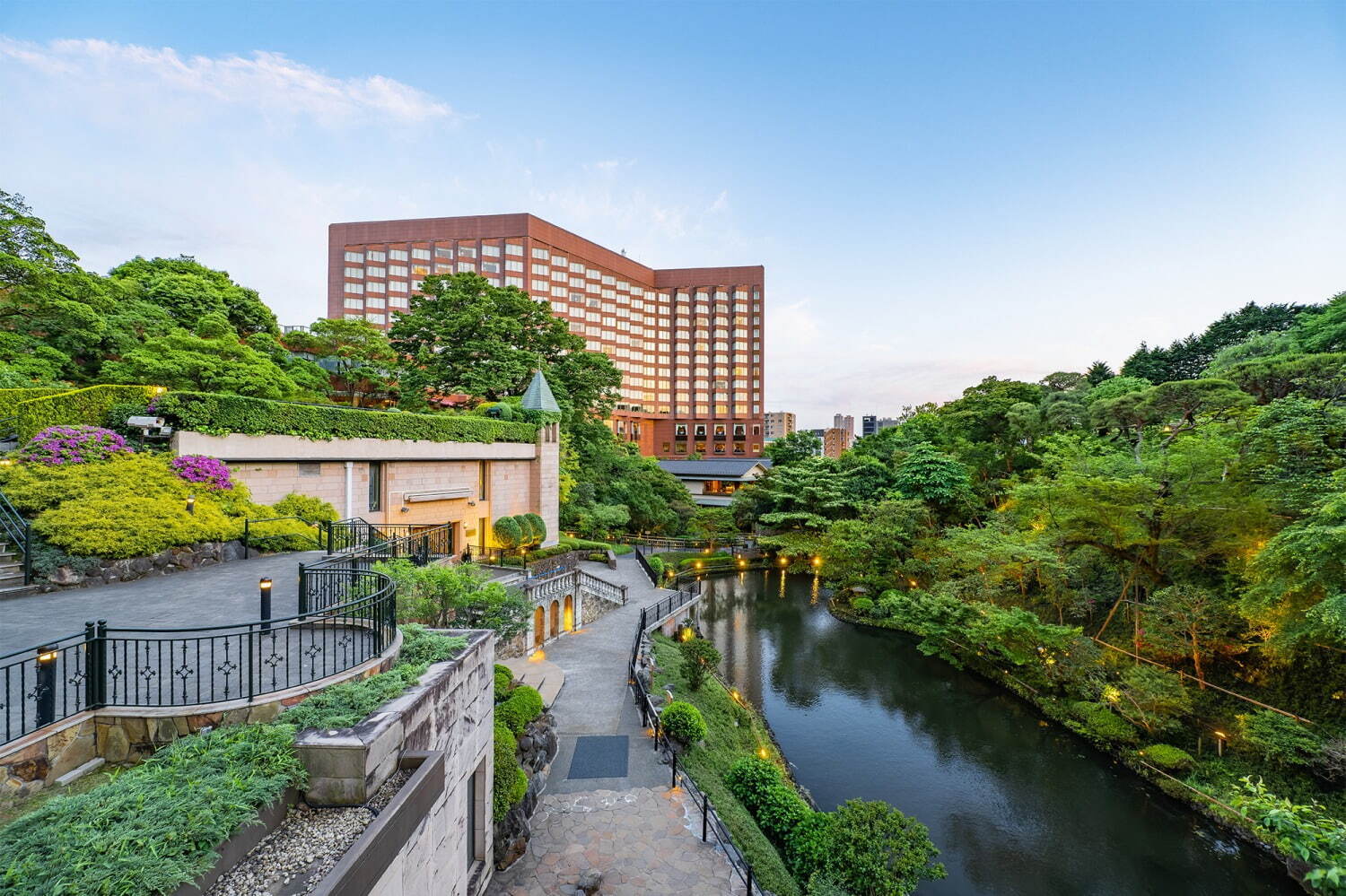 ホテル椿山荘東京、“桜ライトアップ×霧”の庭園演出「夜桜雲海」春限定スイーツも｜写真7