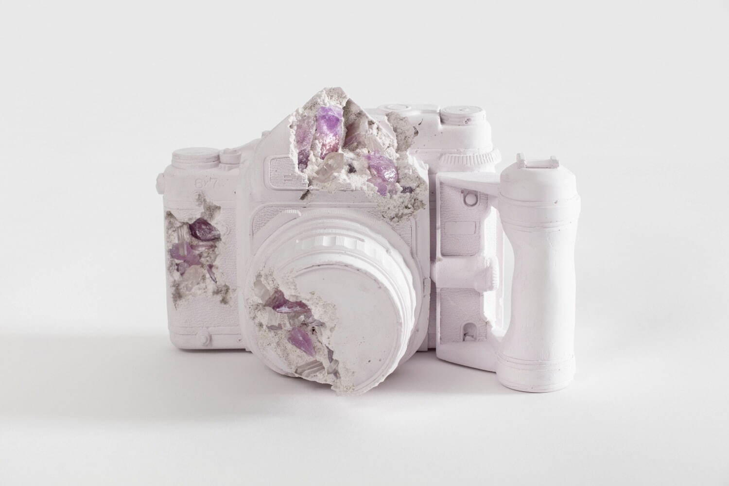 Daniel Arsham, Amethyst Eroded 75mm Camera, 2022.Courtesy the artist and Perrotin. Photo by Guillaume Ziccarelli.