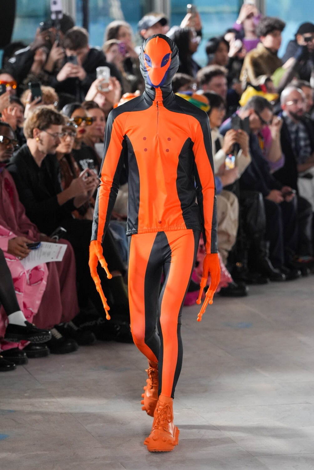 ウォルター ヴァン ベイレンドンク(Walter Van Beirendonck) 2025-26年秋冬	メンズコレクション  - 写真23