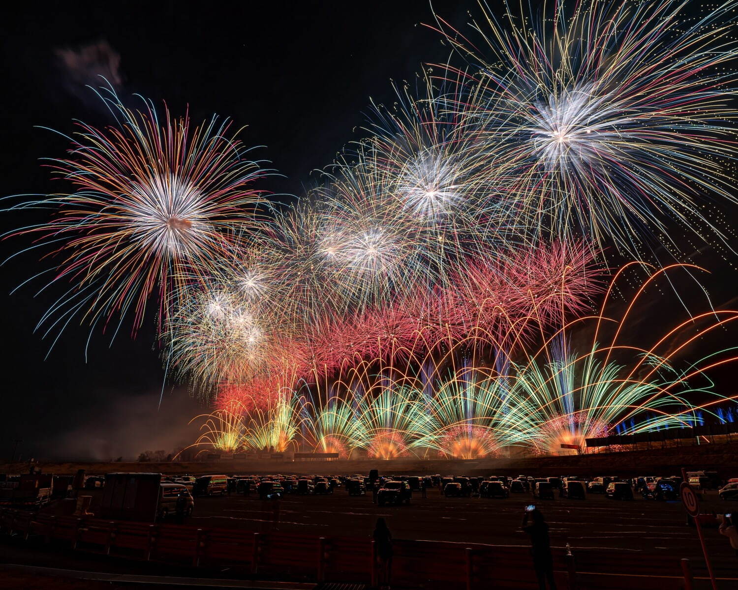 「富士山花火」約8,000発の花火×モータースポーツを富士スピードウェイで、25年は桜の季節に開催｜写真1