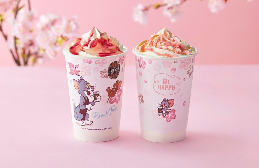 左から)＆TEA桜香るピーチメルバロイヤルミルクティー(ホット／アイス) 705円※トールサイズのみ
桜舞うハニークリームラテ(ホット／アイス) 705円※トールサイズのみ