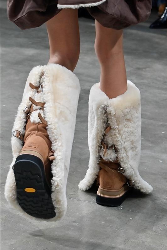 UGG×sacaiのコラボブーツ＆ローファー、シアリングでワイルドなボリュームをプラス｜写真6