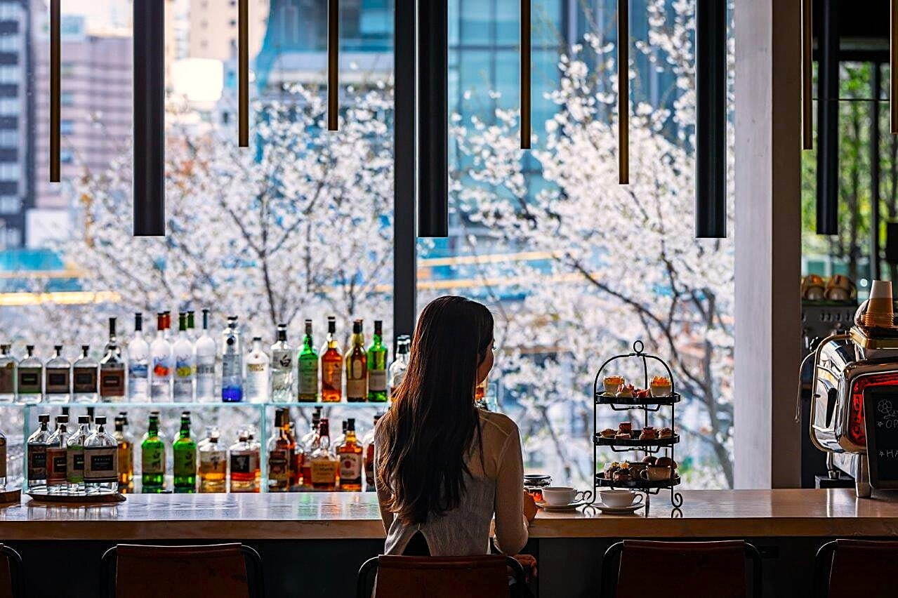 プルマン東京田町「桜アフタヌーンティー」塩漬けの桜の葉入り和菓子＆桜とチェリーのムース｜写真9