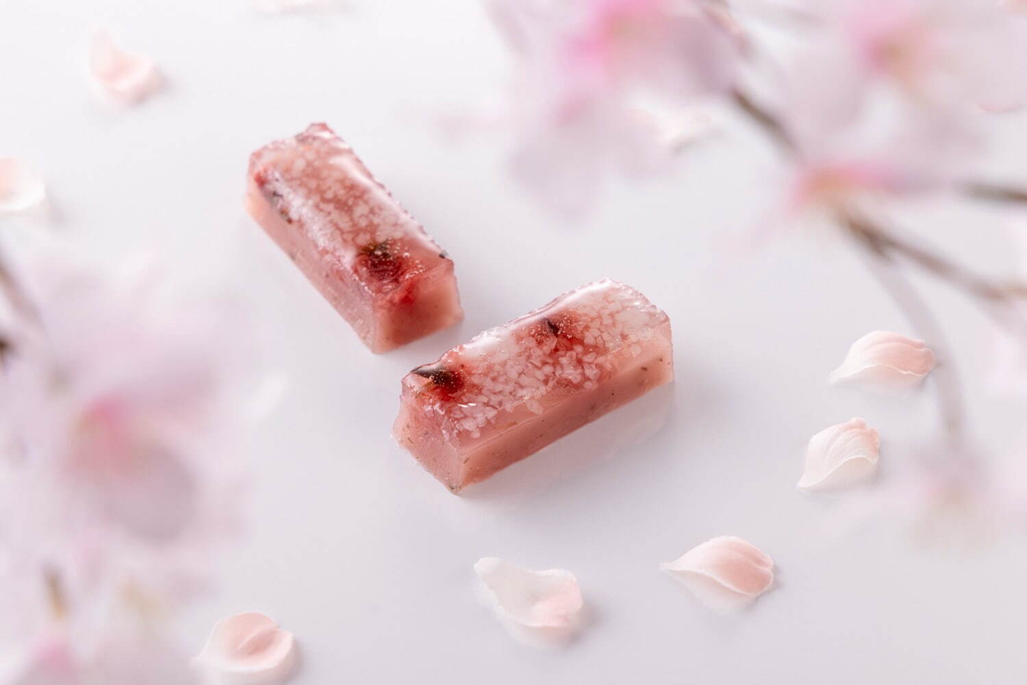 プルマン東京田町「桜アフタヌーンティー」塩漬けの桜の葉入り和菓子＆桜とチェリーのムース｜写真5