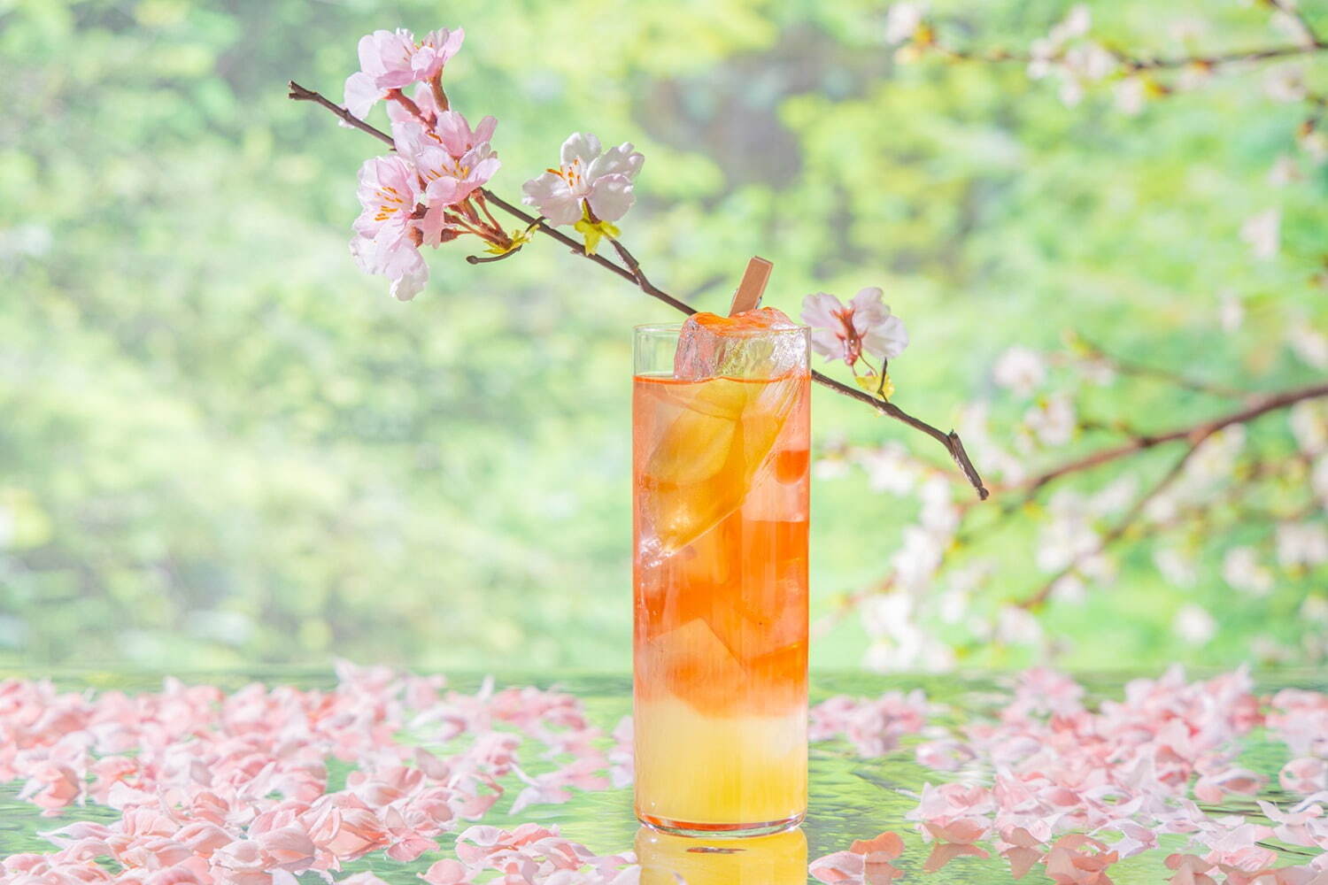 キンプトン新宿東京“桜＆いちご”アフタヌーンティー、白鳥ムースや水面イメージのゼリーなど春スイーツ｜写真12