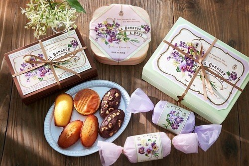 ビスキュイテリエ ブルトンヌ25年ホワイトデー焼き菓子、“春の花”すみれ色キャンディ型ギフト