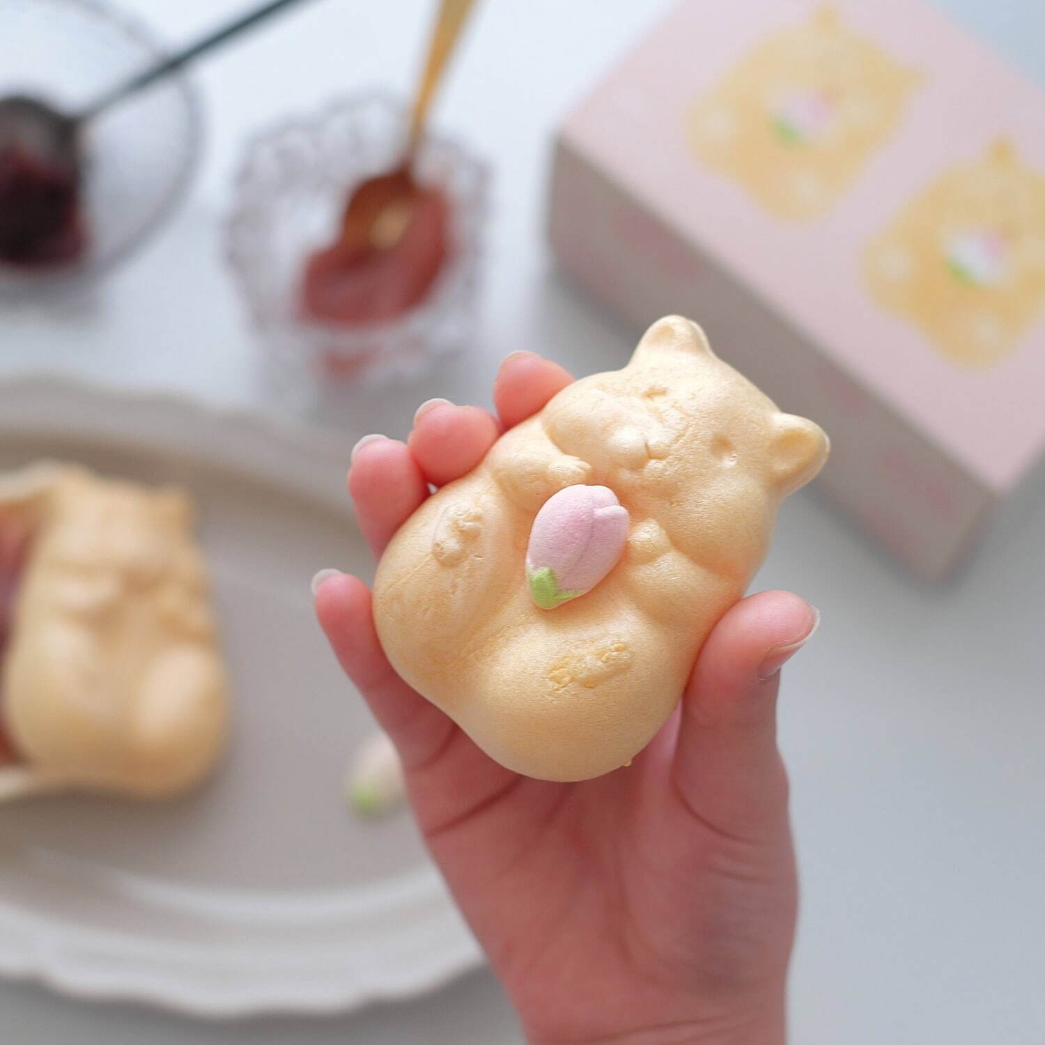 桜のつぼみ抱える「ハムスターモナカ」春限定で、上品な桜餡×つぶ餡の“まるで桜餅”な味わい｜写真3