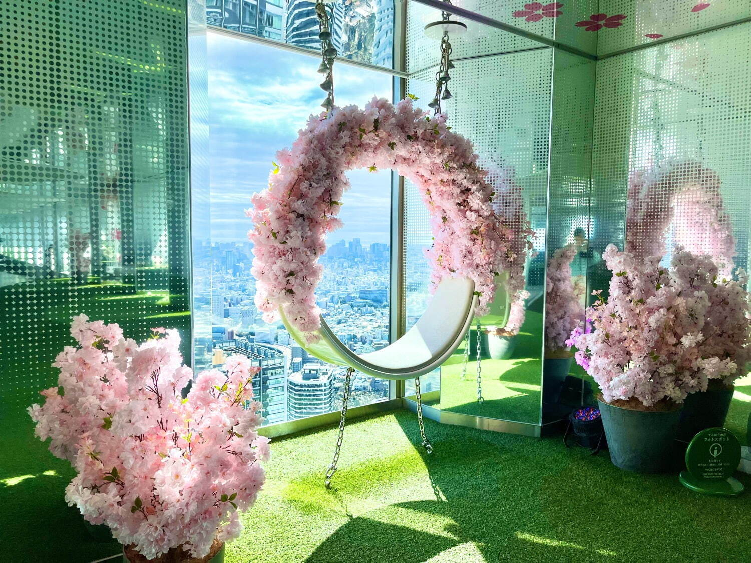 池袋 サンシャイン60展望台「さくらまつり」桜の花びらプールやフォトスポット、春限定いちごスイーツも｜写真4