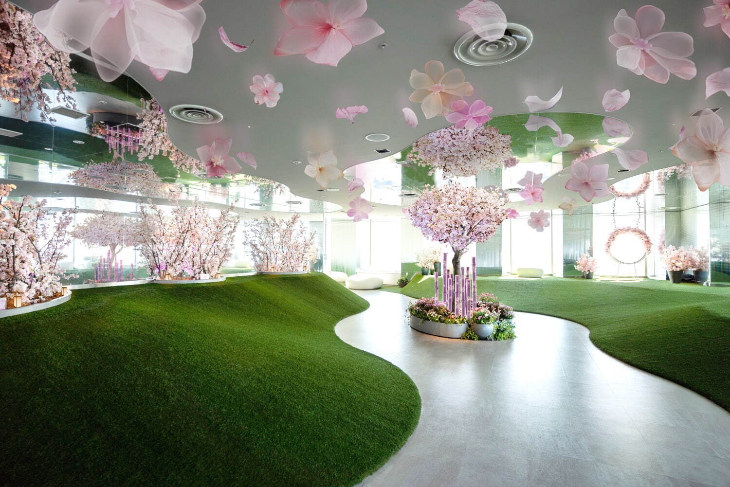 池袋 サンシャイン60展望台「さくらまつり」桜の花びらプールやフォトスポット、春限定いちごスイーツも｜写真1