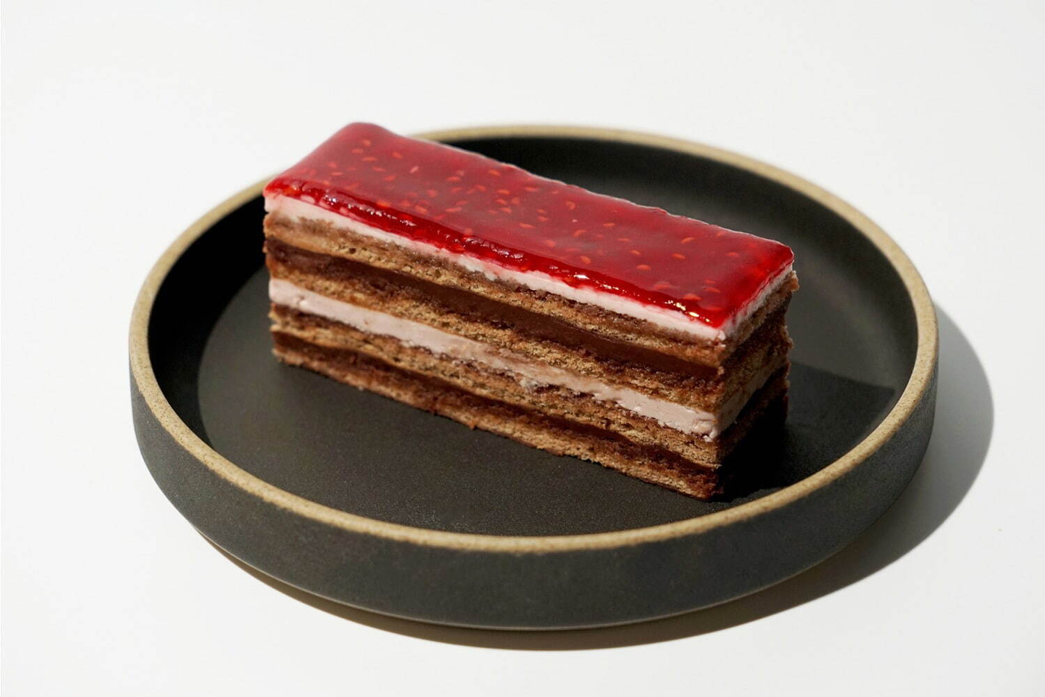 ラズベリーチョコレートケーキ 1,000円
※3月1日(土)よりファクトリー＆カフェ蔵前のみで発売 ※季節限定