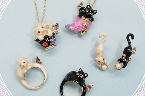 アナ スイ「白猫＆黒猫」アクセサリー、“パールで遊ぶ姿×蝶”モチーフのピアスやネックレスなど