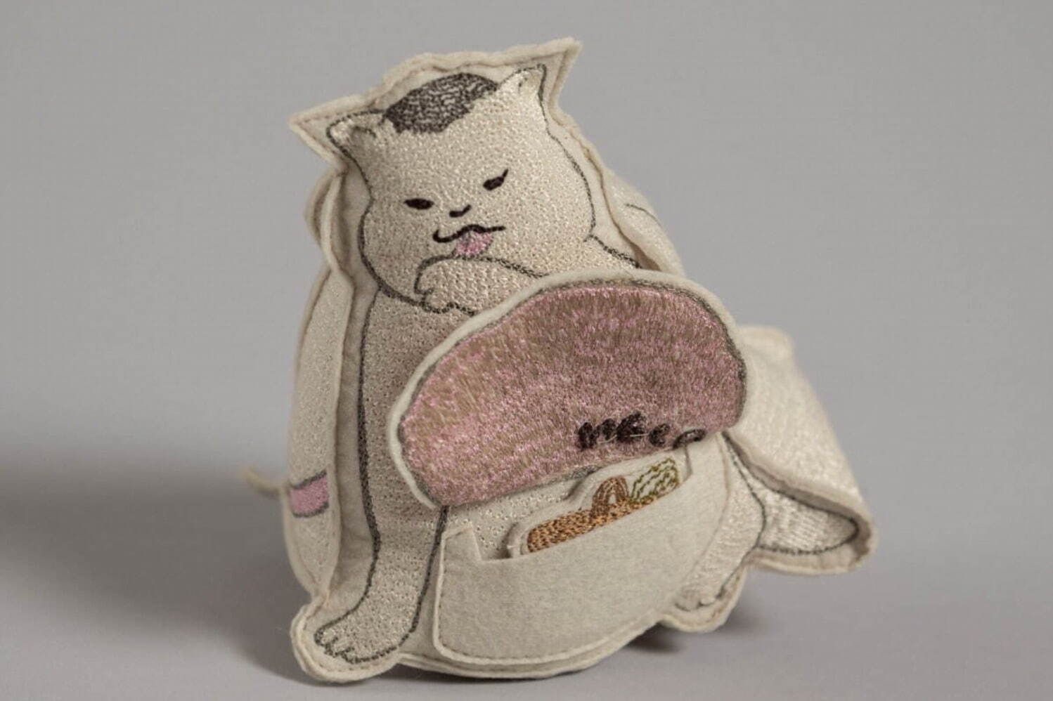 漫画「きょうの猫村さん」×NY発刺繡ブランドのコラボ雑貨、猫村さん型フェルトバッグなど｜写真21