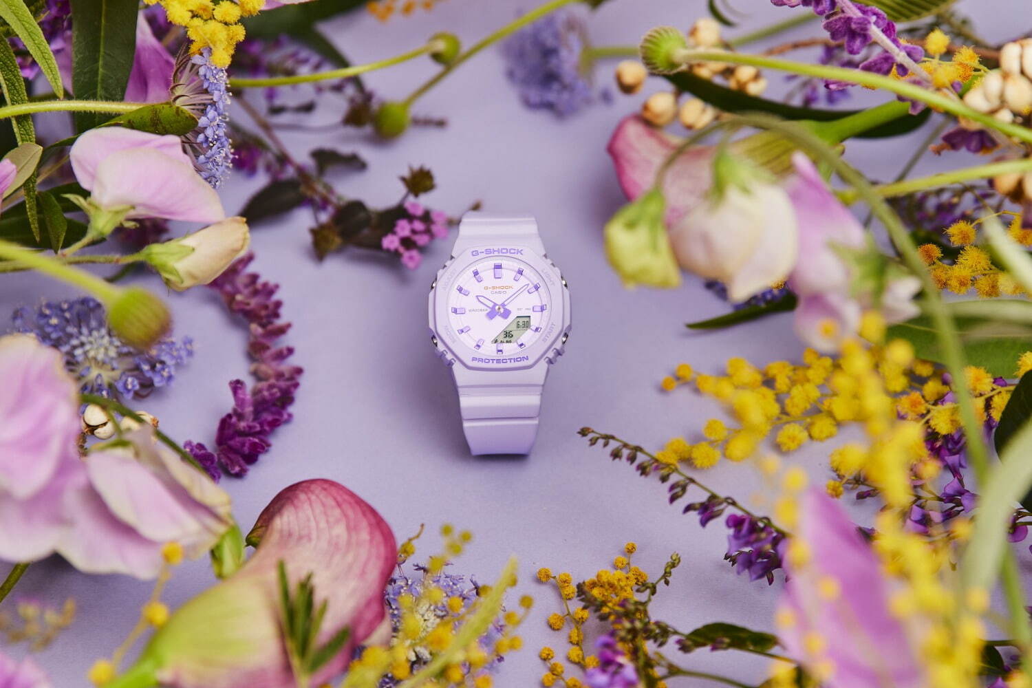 G-SHOCK“パープルカラー”のウィメンズ腕時計、LEDバックライトで浮かぶミモザの花｜写真1