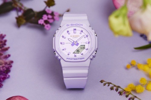 G-SHOCK“パープルカラー”のウィメンズ腕時計、LEDバックライトで浮かぶミモザの花