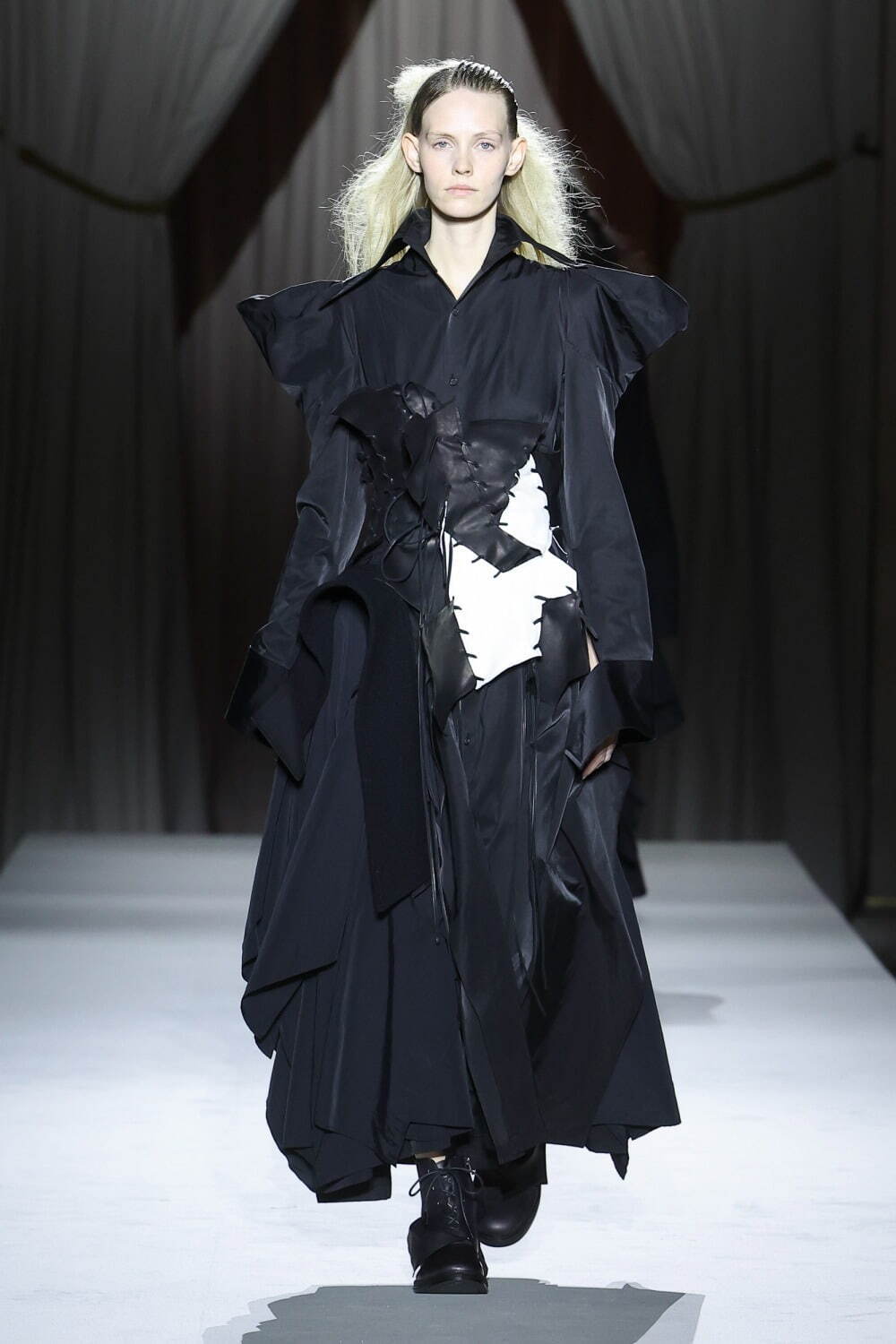 ヨウジヤマモト(Yohji Yamamoto) 2025-26年秋冬	ウィメンズコレクション  - 写真28