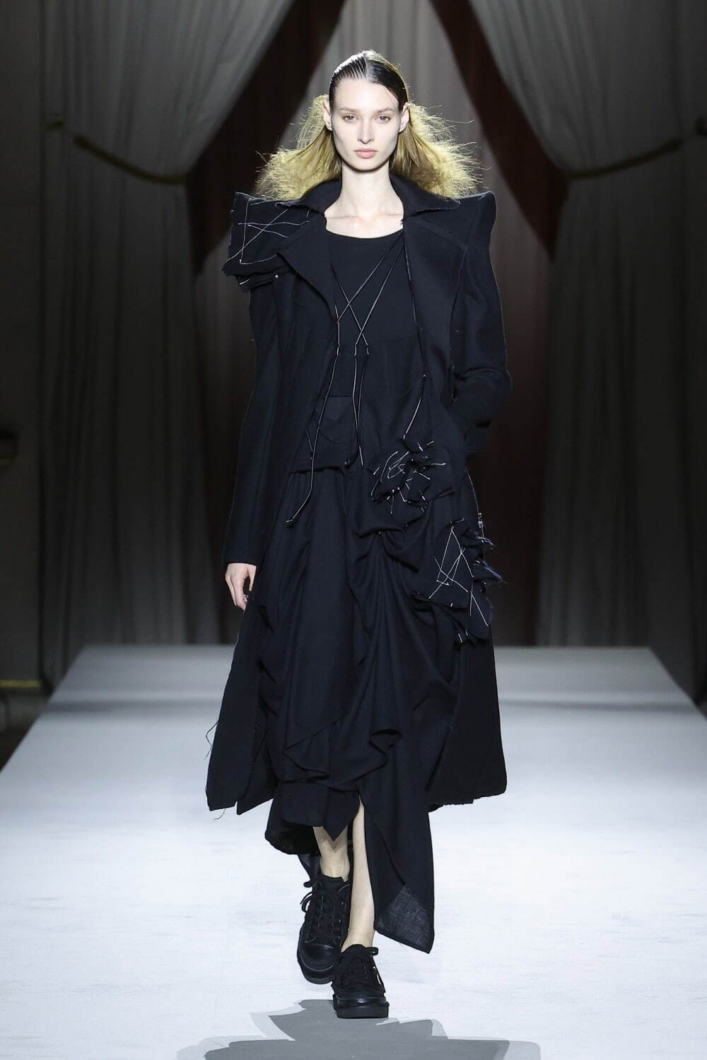 ヨウジヤマモト(Yohji Yamamoto) 2025-26年秋冬	ウィメンズコレクション  - 写真34