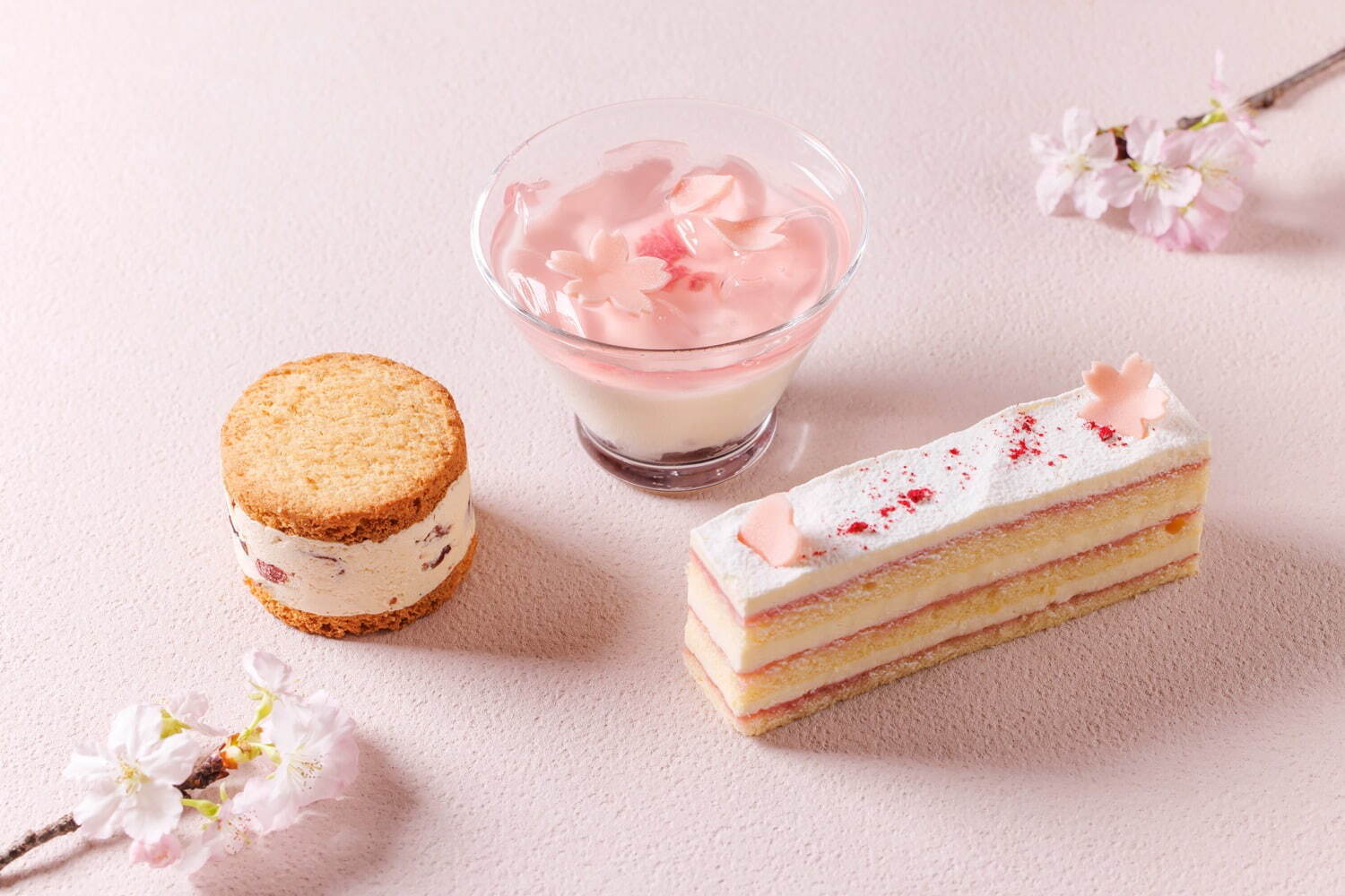 (左から)桜とクランベリーのバターサンド(3個入り) 2,000円、桜のブランマンジェ 920円、桜とホワイトチョコレートのケーキ 860円