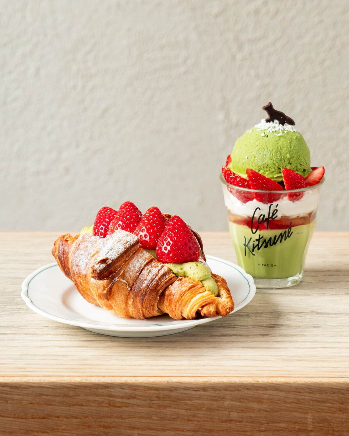 (左から)抹茶クリームクロワッサン イートイン＆テイクアウト 800円、抹茶ストロベリープリン イートインのみ 850円※いずれも渋谷・京都限定