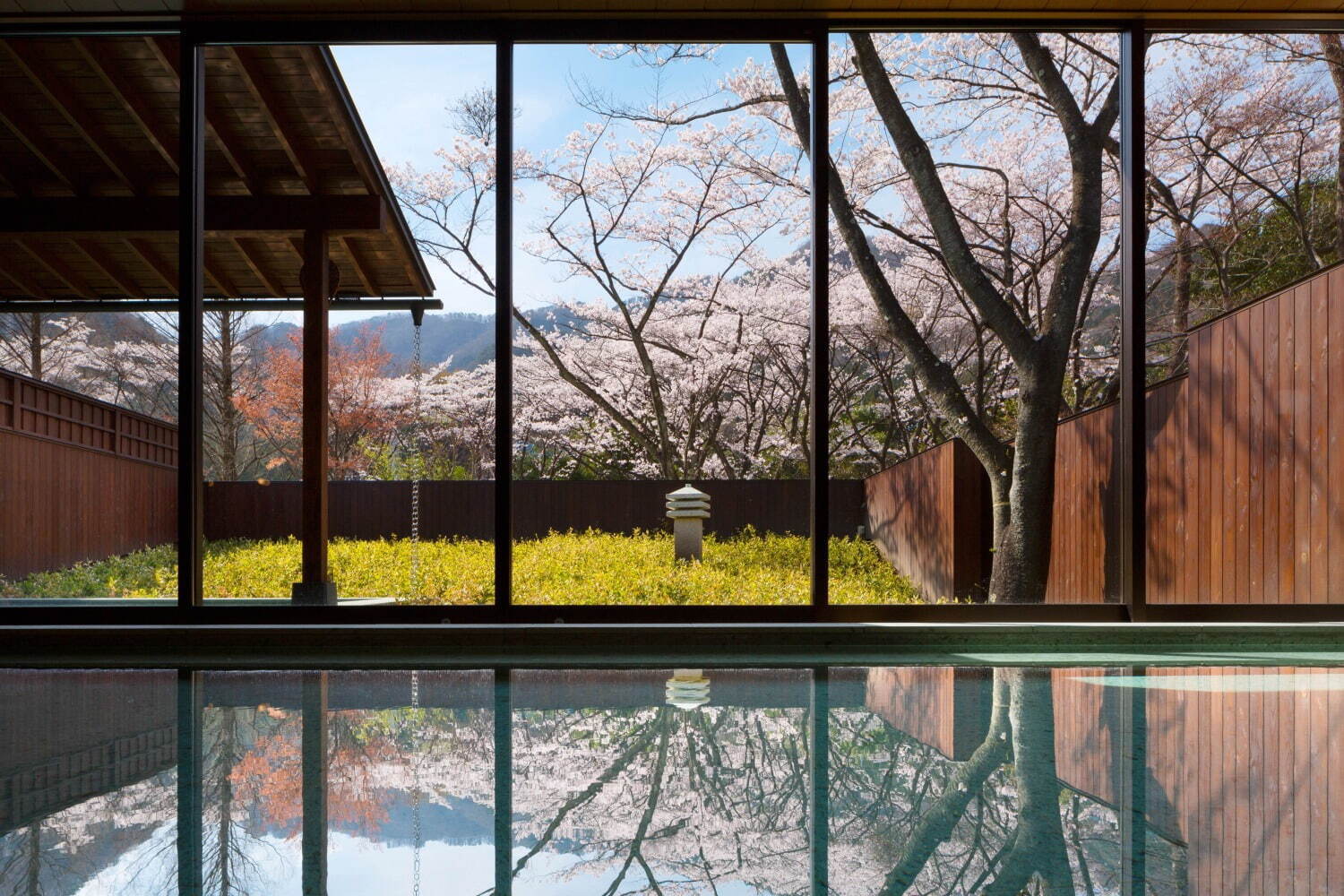 星野リゾートの温泉旅館「界 鬼怒川」桜に囲まれた温泉＆テラス貸切の滞在プランで花見を堪能｜写真1