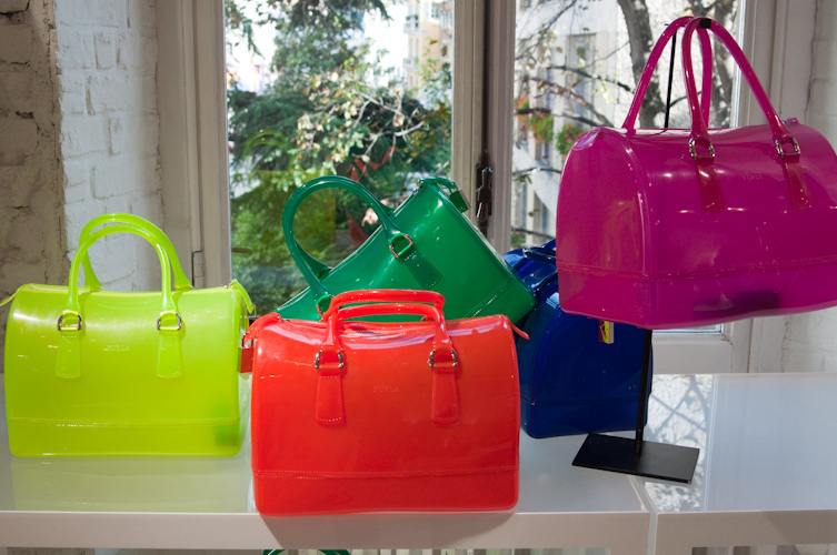 カラフル＆トロピカルなフルラ(FURLA)の最新バッグ＆シューズコレクション｜写真0