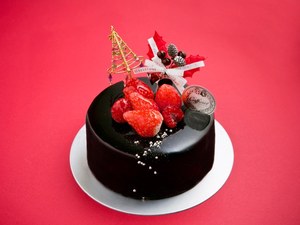 カファレルが贈るクリスマスケーキ 雪原に咲く深紅の花をイメージしたケーキなど ファッションプレス