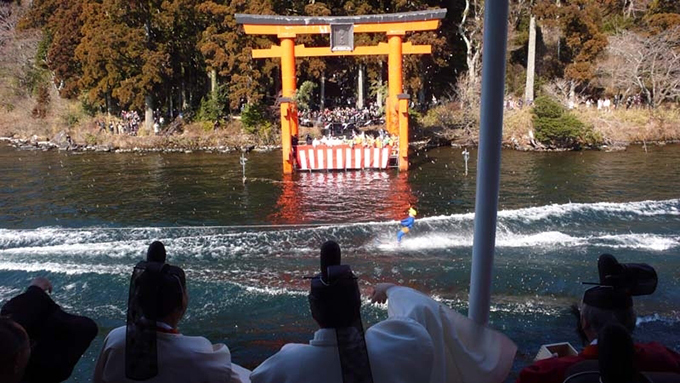 約1万2千個の光が湖に浮かぶ幻想的な花火大会 - 箱根・芦ノ湖で開催｜写真4