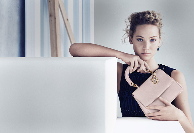 オスカー女優ジェニファー・ローレンスによる、アイコンバッグ「Be Dior」の新広告ヴィジュアル公開 - ファッションプレス