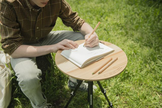 ほぼ日から、カメラの三脚にのせて使うユニークなティーテーブルが登場｜写真1