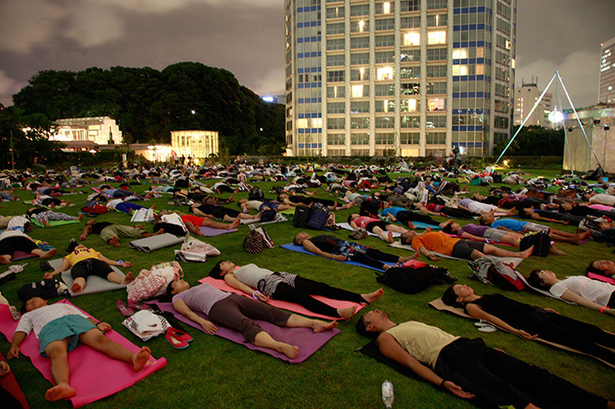 ライトアップされた東京タワーを背景に無料で「ヨガ」を楽しむイベント「dusk2015」開催｜写真2