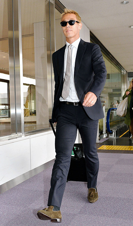 サッカー日本代表 本田圭佑がジョルジオ アルマーニのスーツで帰国 9 3の代表戦に向けて ファッションプレス