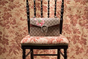 グッチ(GUCCI)の新ウィンドウディスプレイ - 重力に逆らう不思議な