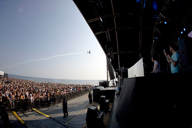 日本の砂浜で、2万人が熱狂する伝説のビーチパーティ「BIG BEACH FESTIVAL‘11」 | 写真