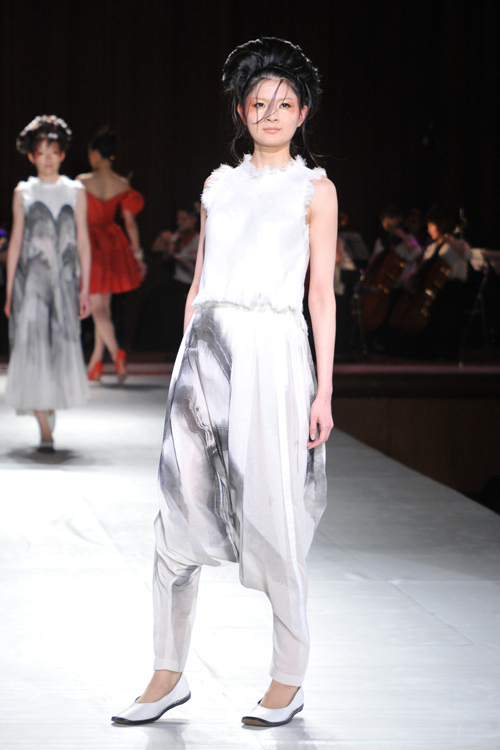 RUNWAY for JAPAN ブランド別ルック[2] - ヒロココシノ、翡翠、イズリール、ジャズカッツェなど｜写真1